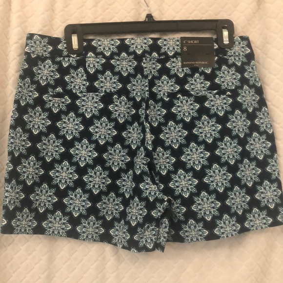 Banana Republic 4” Shorts - Picture 5 of 5